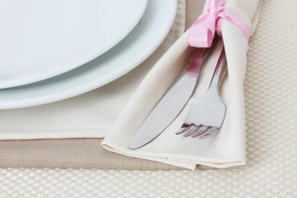 Configuração de mesa com garfo, faca, pratos e guardanapo — Fotografia de Stock