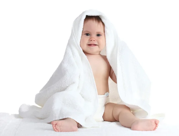 Mignon bébé fille avec serviette isolée sur blanc — Photo