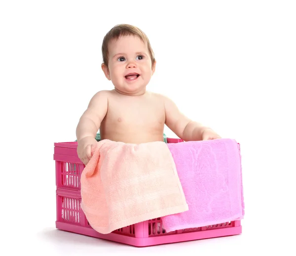 Carino neonata seduta in cesto lavanderia isolato su bianco — Foto Stock