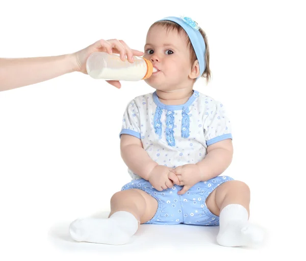 Schattige babymeisje eten geïsoleerd op wit — Stockfoto