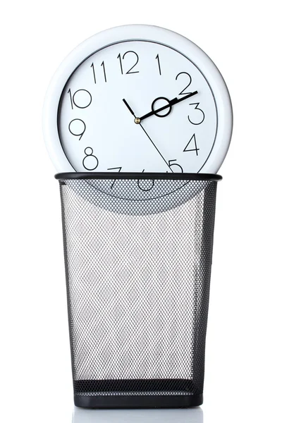 Relógio de parede em caixote do lixo de metal isolado em branco — Fotografia de Stock