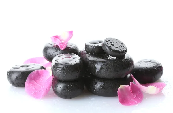 Piedras de spa con gotas y pétalos de rosa aislados en blanco — Foto de Stock