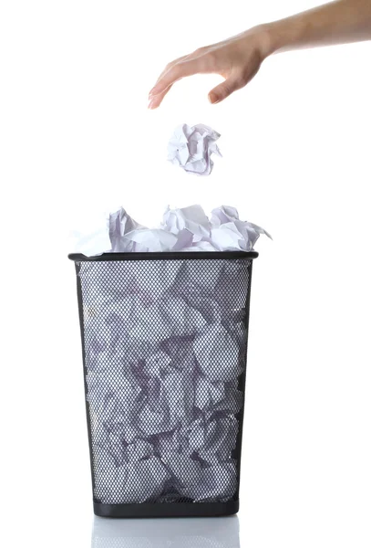 Lixo mão indo em lixeira de metal de papel isolado em branco — Fotografia de Stock