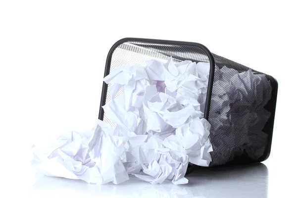 Металлический мусорный бак из бумаги изолирован на белом — стоковое фото