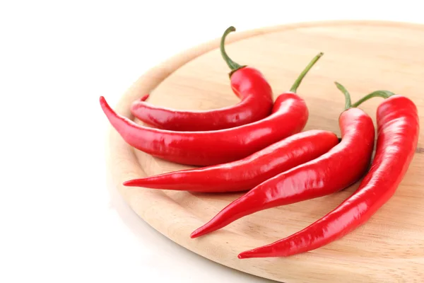 Red hot chili papričky na dřevěné prkno izolovaných na bílém — Stock fotografie
