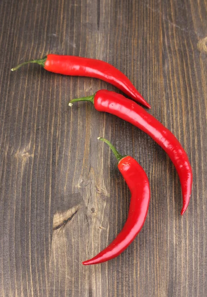 Κόκκινη καυτερή πιπεριά τσίλι σε ξύλινο φόντο — Φωτογραφία Αρχείου