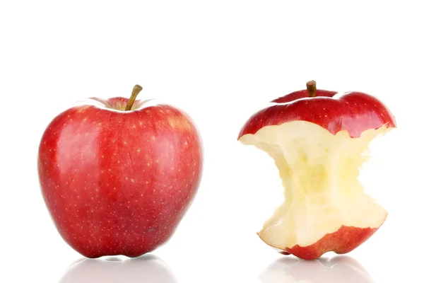 Maçã vermelha mordida e maçã inteira isolada em branco — Fotografia de Stock