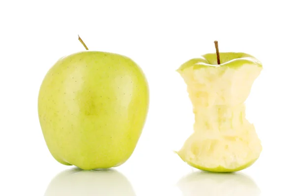 Mela verde morsa e mela intera isolata su bianco — Foto Stock