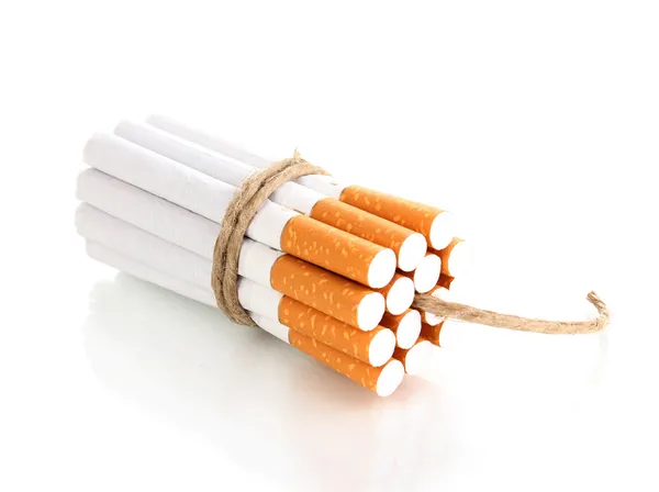 Sigarette legate con corda e stoppino isolate su bianco — Foto Stock