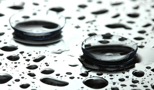 Kontaktlinser med droppar på grå bakgrund — Stockfoto