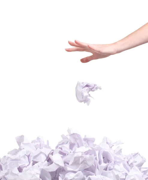 Pilha de bolas de papel amassadas e mão isolada em branco — Fotografia de Stock