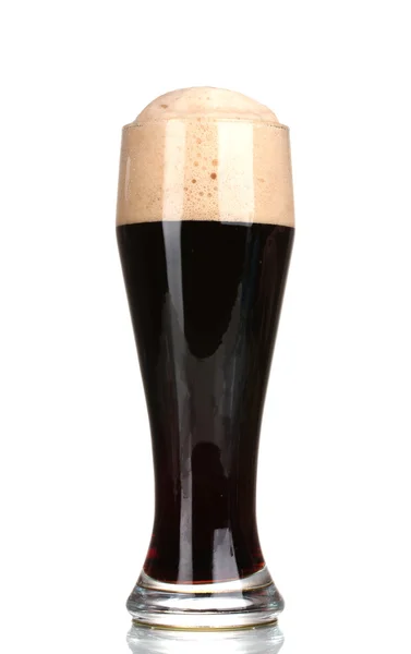 Μαύρη μπύρα σε ποτήρι απομονωθεί σε λευκό — Φωτογραφία Αρχείου