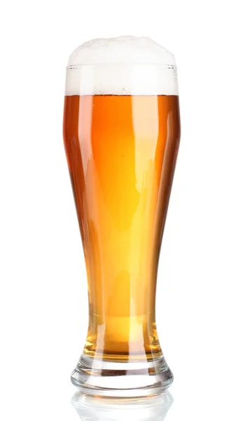 白に隔離されたガラスの中のビール — ストック写真