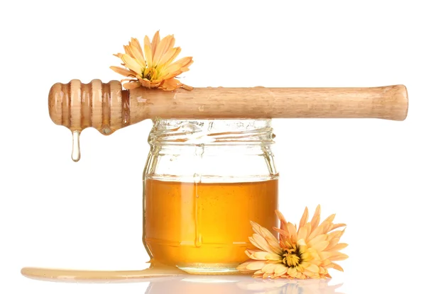 Egy üveg méz és fából készült szitáló, fehér alapon elkülönítve. — Stock Fotó