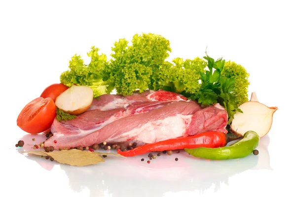 Surowe mięso i warzywa na białym tle na Zielone Świątki? — Zdjęcie stockowe