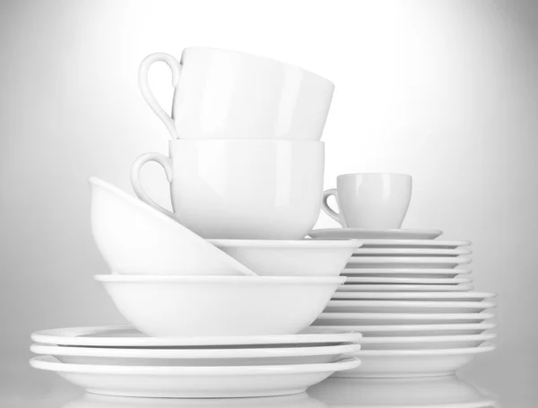 Cuencos vacíos, platos y tazas sobre fondo gris —  Fotos de Stock