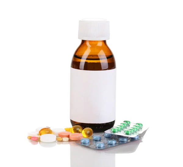 Медична пляшка і таблетки ізольовані на білому — стокове фото