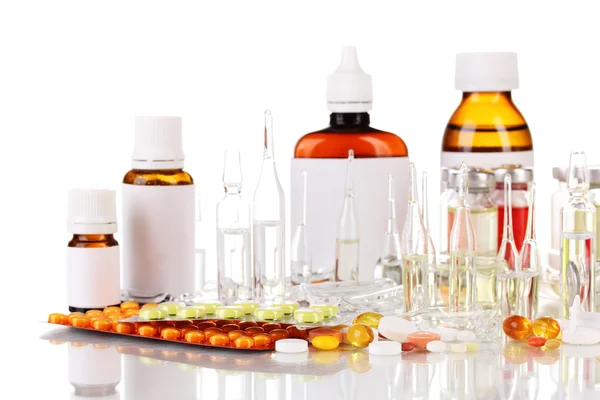 Medyczne butelek z medyczne ampułki i tabletki na białym tle — Zdjęcie stockowe