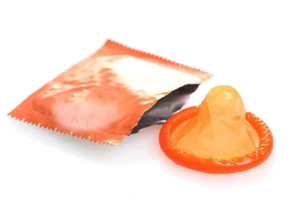 白で隔離される開いているパックとオレンジ色のコンドーム — ストック写真