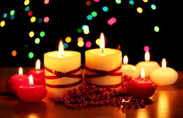 Schöne Kerzen und Dekor auf Holztisch auf hellem Hintergrund — Stockfoto