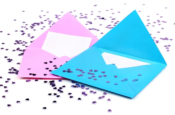 Цветные конверты и конфетти изолированы на белом — стоковое фото