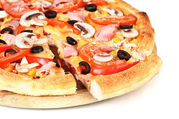 Pizza en tranches close-up isolé sur blanc — Photo