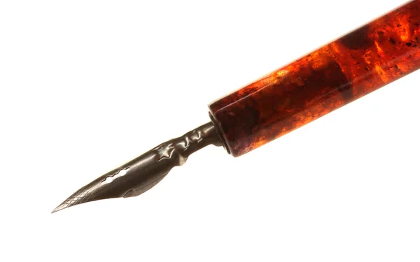 Стара чорнильна ручка ізольована на білому — стокове фото