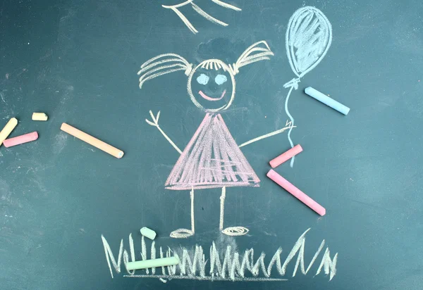 Девочка, ребенок рисует мелом — стоковое фото