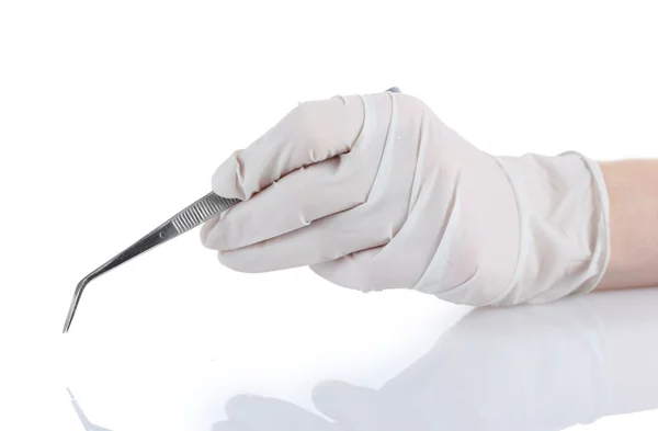 Medicinsk pincett i hand isolerad på vit — Stockfoto