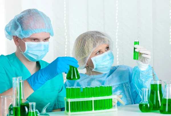 Dos científicos trabajando en el laboratorio de química — Foto de Stock