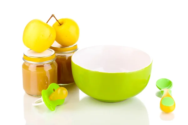 Pots de purée de bébé avec assiette, cuillère et pommes isolés sur blanc — Photo