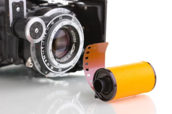 Nuova pellicola fotografica in cartuccia e fotocamera isolata su bianco — Foto Stock