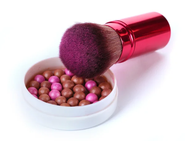 Červený kartáč pro make-up s míčky prášek izolované na bílém — Stock fotografie