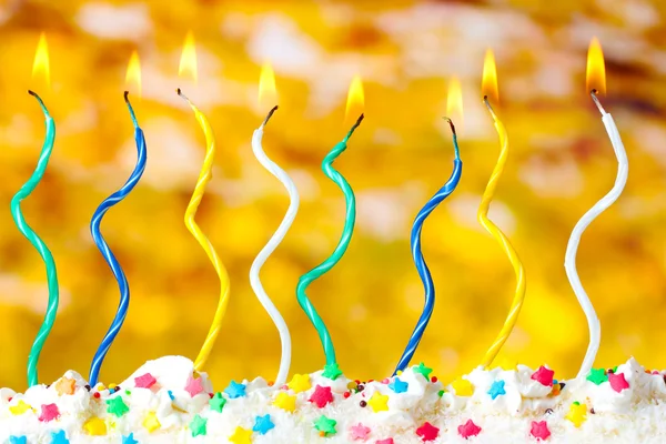 노란색 바탕에 아름 다운 생일 촛불 — 스톡 사진