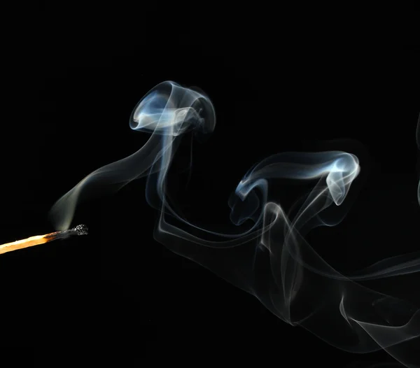 Match avec la fumée abstraite sur fond noir — Photo
