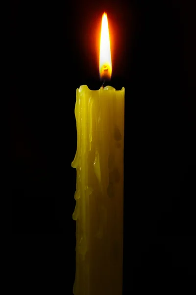 Fekete alapon sárga gyertya — Stock Fotó