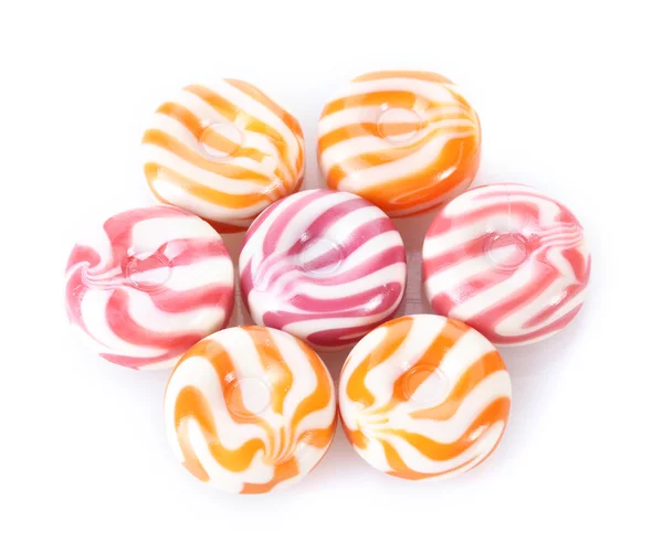 Полосатые фруктовые конфеты изолированы на белом — стоковое фото
