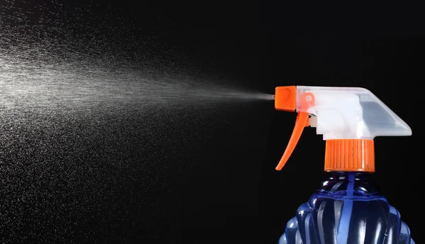 Spray palackot, és a permetezés a fekete háttér — Stock Fotó