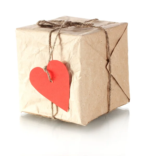 Pequeno pacote com rótulo em forma de coração em branco isolado em branco — Fotografia de Stock