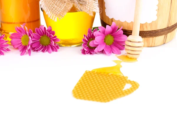 Favo e miele isolati su bianco — Foto Stock