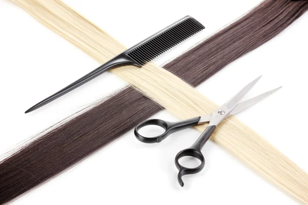 Cabello rubio y castaño brillante con tijeras de corte de pelo y peine aislado en blanco — Foto de Stock