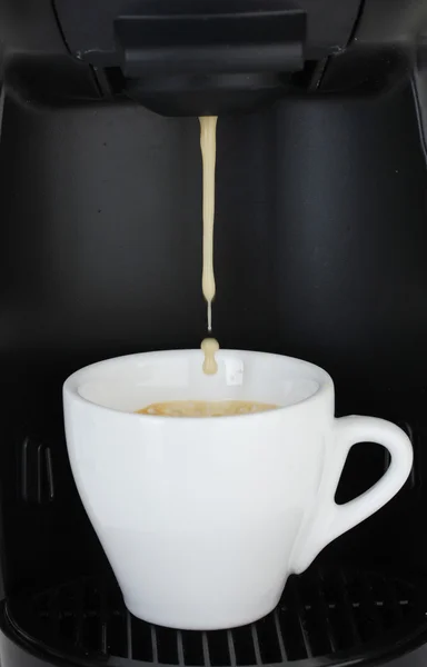Máquina de café expresso derramando café na xícara branca — Fotografia de Stock