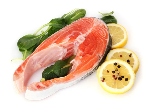 Красная рыба с лимоном, зеленые листья и перец изолированы на белом — стоковое фото