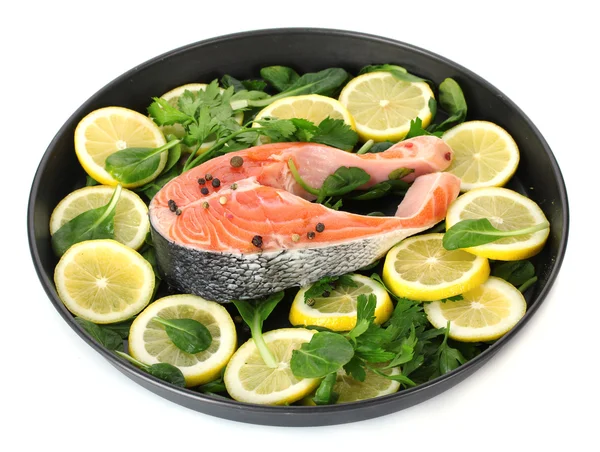 Pesce rosso con limone, prezzemolo e pepe su piatto isolato su bianco — Foto Stock