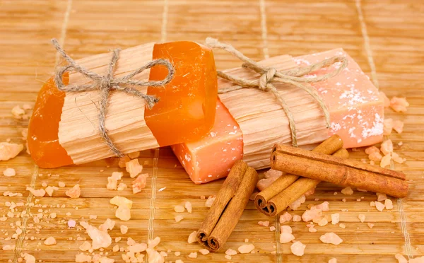 Sabonetes naturais feitos à mão em esteira de madeira — Fotografia de Stock