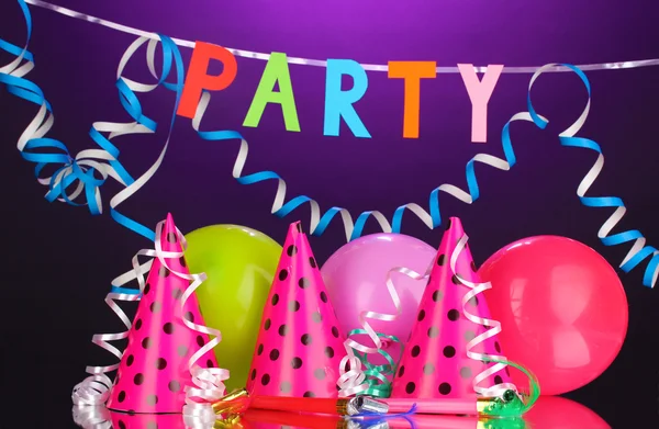 Party-Artikel auf lila Hintergrund — Stockfoto
