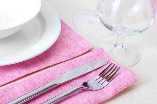 Table setting with fork, knife, plates and napkin — Stock Photo, Image