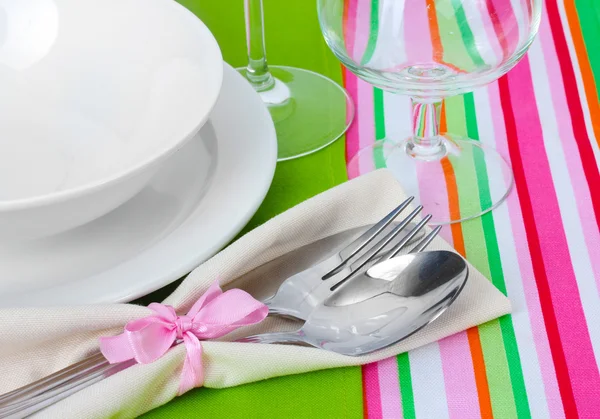 Configuração de mesa com garfo, colher, faca, pratos e guardanapo — Fotografia de Stock