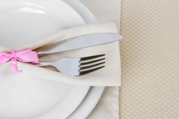 Dukning med gaffel, kniv, tallrikar och servett — Stockfoto