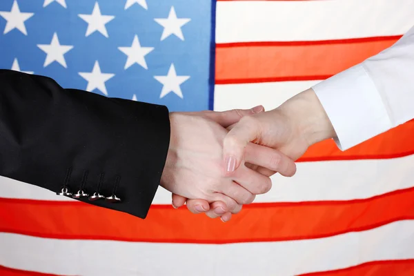 Negocios apretón de manos sobre fondo de bandera americana — Foto de Stock